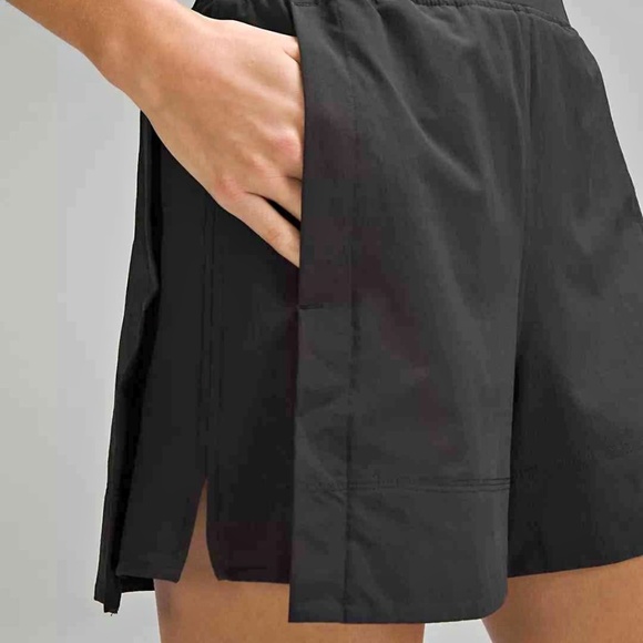 Stretch woven Lululemon shorts - Picture 4 of 5